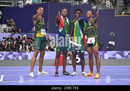 Paris, France. 9 août 2024. Shaun Maswanganyi, Akani Simbine, Bradley Nkoana, Bayanda Walaza (de gauche à droite) de l'équipe Afrique du Sud réagissent après la finale masculine du relais 4x100M d'Athlétisme aux Jeux Olympiques de Paris 2024 à Paris, France, le 9 août 2024. Crédit : Song Yanhua/Xinhua/Alamy Live News Banque D'Images