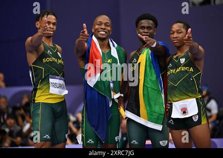 Paris, France. 9 août 2024. Shaun Maswanganyi, Akani Simbine, Bradley Nkoana, Bayanda Walaza (de gauche à droite) de l'équipe Afrique du Sud réagissent après la finale masculine du relais 4x100M d'Athlétisme aux Jeux Olympiques de Paris 2024 à Paris, France, le 9 août 2024. Crédit : Song Yanhua/Xinhua/Alamy Live News Banque D'Images