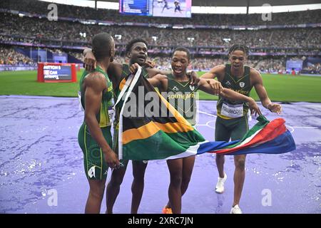 Paris, France. 9 août 2024. Shaun Maswanganyi, Bayanda Walaza, Bradley Nkoana, Akani Simbine (de droite à gauche) de l'équipe Afrique du Sud réagissent après la finale masculine du relais 4x100M d'Athlétisme aux Jeux Olympiques de Paris 2024 à Paris, France, le 9 août 2024. Crédit : Song Yanhua/Xinhua/Alamy Live News Banque D'Images