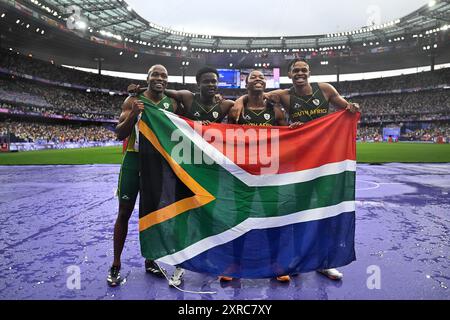 Paris, France. 9 août 2024. Shaun Maswanganyi, Bayanda Walaza, Bradley Nkoana, Akani Simbine (de droite à gauche) de l'équipe Afrique du Sud réagissent après la finale masculine du relais 4x100M d'Athlétisme aux Jeux Olympiques de Paris 2024 à Paris, France, le 9 août 2024. Crédit : Song Yanhua/Xinhua/Alamy Live News Banque D'Images