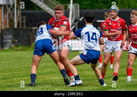 Neath, pays de Galles. 3 août 2024. Junior Redmond of England Community Lions affronte Harvey Williams of Wales lors du match du Championnat des moins de 16 ans de la Ligue des quatre Nations de Rugby entre le pays de Galles et les England Community Lions au Lextan Gnoll à Neath, au pays de Galles, au Royaume-Uni, le 3 août 2024. Crédit : Duncan Thomas/Majestic Media. Banque D'Images