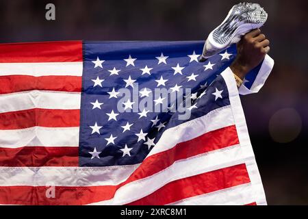 Paris, France, 8 août 2024. Grant Holloway des États-Unis célèbre avec le drapeau et les pointes des États-Unis après avoir remporté la finale du 110 m haies lors des Jeux Olympiques d'Athlétisme Paris 2024 au stade de France le 08 août 2024 à Paris, France. Crédit : Pete Dovgan/Speed Media/Alamy Live News Banque D'Images