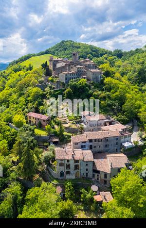 Vue aérienne du château médiéval et du village de Vigoleno, quartier de Piacenza, Emilie-Romagne, Italie, Banque D'Images