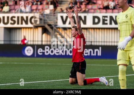 HELMOND, 09-08-2024, Stadion de Braak, Stadium of Helmond Sport, Néerlandais KeukenKampioen Divisie saison de football 2023/2024. Helmond Sport - Jong Utrecht. Le joueur de Helmond Sport Dario est assoupli pendant le jeu Helmond Sport - Jong Utrecht. Banque D'Images