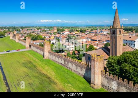 Vue aérienne des remparts médiévaux de la ville de Montagnana et de l'église de San Francesco, province de Padoue, Vénétie, Italie, Europe, Banque D'Images