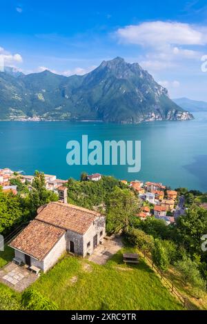 Vue aérienne de la petite église de San Lorenzo dominant le lac d'Iseo en été, Castro, lac d'Iseo, quartier de Bergame, Lombardie, Italie, Banque D'Images