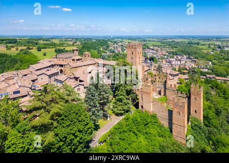 Vue aérienne du château médiéval et de la ville de Castell'Arquato au printemps, vallée d'Arda, Emilie-Romagne, Italie, Europe, Banque D'Images