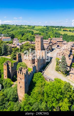 Vue aérienne du château médiéval et de la ville de Castell'Arquato au printemps, vallée d'Arda, Emilie-Romagne, Italie, Europe, Banque D'Images