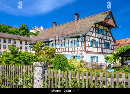 Allemagne, Bavière, Suisse franconienne, Egloffstein, maison de Dyer et maison de tanneurs avec château d'Egloffstein Banque D'Images