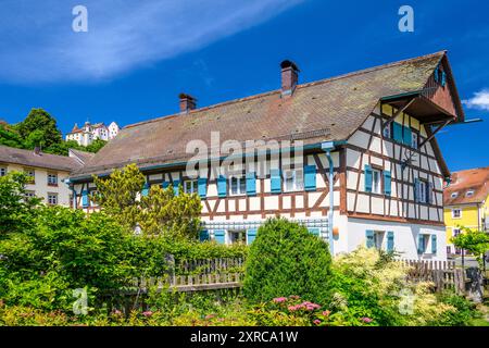 Allemagne, Bavière, Suisse franconienne, Egloffstein, maison de Dyer et maison de tanneurs avec château d'Egloffstein Banque D'Images