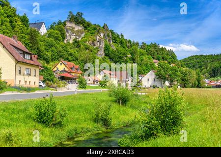 Allemagne, Bavière, Suisse franconienne, Obertrubach, Wolfsberg district, vallée de Trubach avec vue sur le village et les ruines du château Banque D'Images