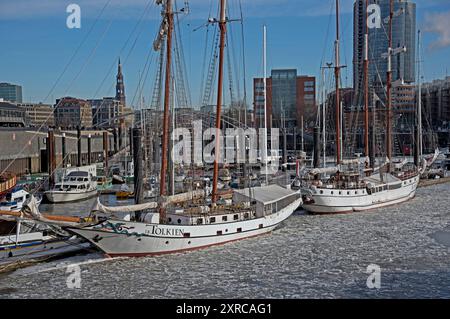 Europe, Allemagne, ville hanséatique de Hambourg, Sports Boat Harbor, Windjammer Tolkien dans la glace de dérive Banque D'Images