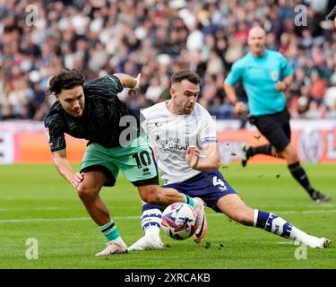 Callum O'Hare de Sheffield United (à gauche) est attaqué par Ben Whiteman de Preston North End (à droite) lors du Sky Bet Championship match à Deepdale, Preston. Date de la photo : vendredi 9 août 2024. Banque D'Images