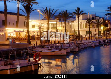 Port de pêche de Fornells dans la lumière du soir, Fornells, Minorque, mer Méditerranée, îles Baléares, Islas Baleares, Espagne Banque D'Images