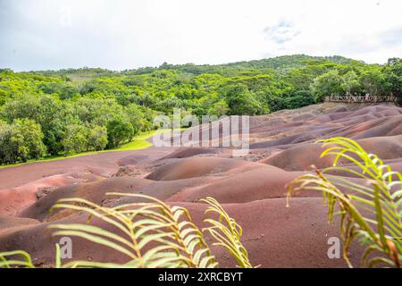 Paysage tourné au coucher du soleil sous la pluie, lieu de renommée mondiale, terre sept couleurs, merveille naturelle dans le parc national des Gorges de la rivière Noire, Maurice Banque D'Images