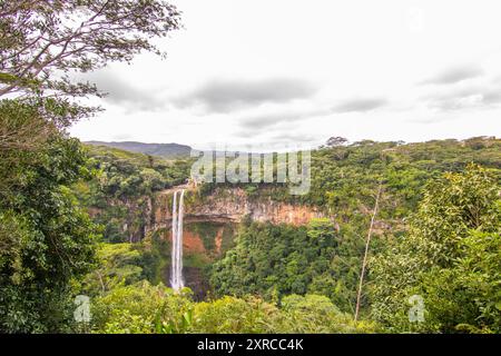 La cascade de Chamarel mesure 80 m de haut et plonge dans une gorge, vue sur la nature tropicale et le paysage de la double cascade dans le parc national de la rivière Noire sur l'île Maurice Banque D'Images