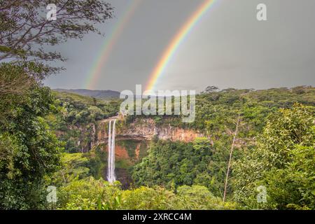 La cascade de Chamarel mesure 80 m de haut et plonge dans une gorge, vue sur la nature tropicale et le paysage de la double cascade dans le parc national de la rivière Noire sur l'île Maurice Banque D'Images