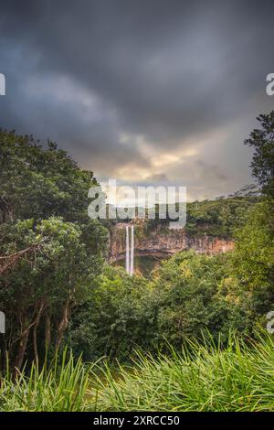 La cascade de Chamarel mesure 80 m de haut et plonge dans une gorge, vue sur la nature tropicale et le paysage de la double cascade dans le parc national de la rivière Noire sur l'île Maurice Banque D'Images