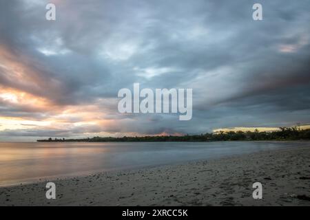 Tamarin, baie sur une rivière, plage de rêve dans le coucher de soleil aux couleurs pastel, plage en pente douce sur l’île Maurice Banque D'Images