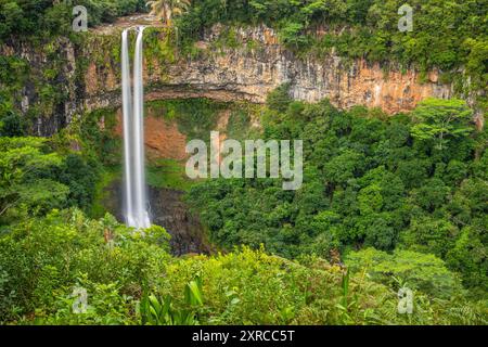 La cascade de Chamarel mesure 80 m de haut et plonge dans une gorge, vue sur la nature tropicale et le paysage de la double cascade dans le parc national de la rivière Noire sur l'île Maurice Banque D'Images