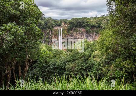 La cascade de Chamarel mesure 80 m de haut et plonge dans une gorge, vue sur la nature tropicale et le paysage de la double cascade dans le parc national de la rivière Noire sur l'île Maurice Banque D'Images