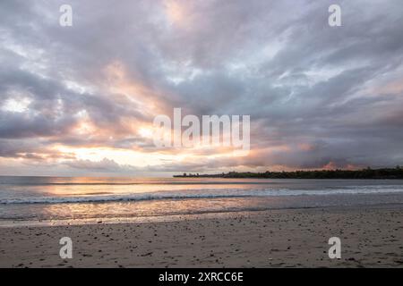 Tamarin, baie sur une rivière, plage de rêve dans le coucher de soleil aux couleurs pastel, plage en pente douce sur l’île Maurice Banque D'Images