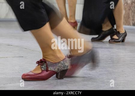 Séville, Province de Séville, Andalousie, Espagne. Pieds de danseurs de flamenco espagnols. Banque D'Images