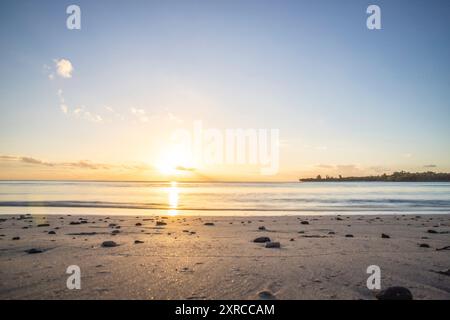 Tamarin, baie sur une rivière, plage de rêve dans le coucher de soleil aux couleurs pastel, plage en pente douce sur l’île Maurice Banque D'Images