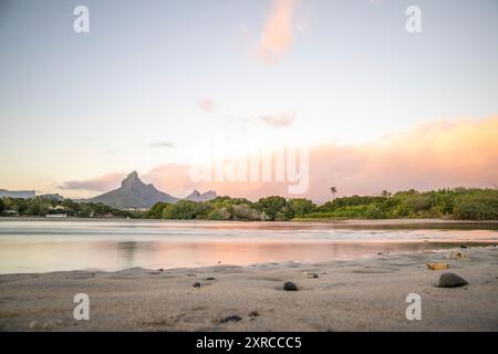 Tamarin, baie sur une rivière, plage de rêve dans le coucher de soleil aux couleurs pastel, plage en pente douce sur l’île Maurice Banque D'Images