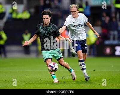 Callum O'Hare de Sheffield United (à gauche) est défié par Stefan Teitur Thordarson de Preston North End (à droite) lors du Sky Bet Championship match à Deepdale, Preston. Date de la photo : vendredi 9 août 2024. Banque D'Images