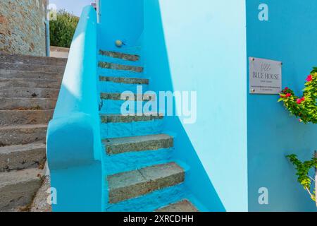 Escalier en stuc coloré, île de Halki, îles du Dodécanèse, Grèce Banque D'Images