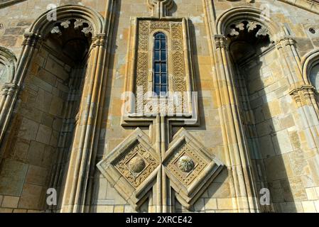 Façade est richement décorée à cinq voûtes avec fenêtre ornementée et deux pastilles de l'église à dôme croisé de Samtavisi, Samtavisi, Kartlia intérieure, Géorgie Banque D'Images