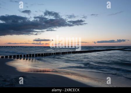 Mer Baltique peu après le coucher du soleil, Zingst, Mecklembourg-Poméranie occidentale, Allemagne Banque D'Images