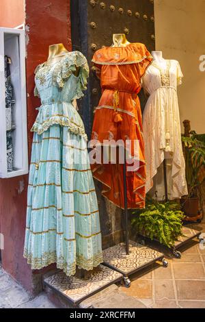 Casco Antiguo, Séville, Province de Séville, Andalousie, Espagne. Robes traditionnelles espagnoles à Séville. Banque D'Images