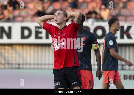 HELMOND, 09-08-2024, Stadion de Braak, Stadium of Helmond Sport, Néerlandais KeukenKampioen Divisie saison de football 2023/2024. Helmond Sport - Jong Utrecht. Le joueur de Helmond Sport Dario est assoupli pendant le jeu Helmond Sport - Jong Utrecht. Banque D'Images