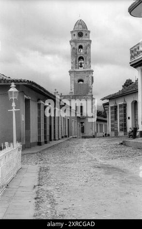 2001 photographie d'archives en noir et blanc de la vue depuis la Plaza Mayor jusqu'à la tour de l'église et du couvent Saint François dans la ville de Trinidad, Cuba. Banque D'Images