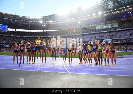 Paris, France. 9 août 2024. Les athlètes posent pour les photos après l'heptathlon féminin d'athlétisme aux Jeux Olympiques de Paris 2024 à Paris, France, le 9 août 2024. Crédit : Song Yanhua/Xinhua/Alamy Live News Banque D'Images