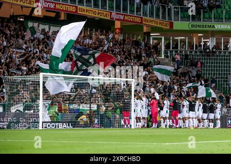 Groningen, pays-Bas. 09 août 2024. GRONINGEN, PAYS-BAS - 9 AOÛT : les joueurs du FC Groningen célèbrent la victoire lors du match néerlandais Eredivisie entre le FC Groningen et le NAC Breda à Euroborg le 9 août 2024 à Groningen, pays-Bas. (Photo de Pieter van der Woude/Orange Pictures) crédit : Orange pics BV/Alamy Live News Banque D'Images