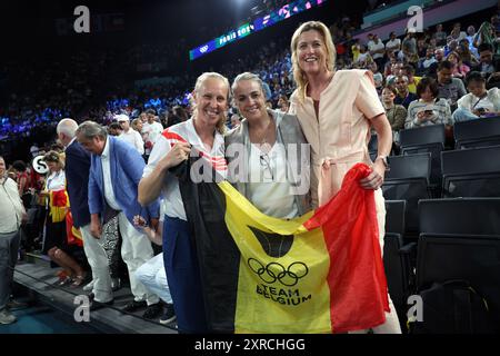 Paris, France. 09 août 2024. L'ancienne joueuse Ann Wauters (à gauche) et la ministre sortante de l'intérieur Annelies Verlinden (à droite) ont photographié lors d'un match de basket-ball entre la France et l'équipe nationale belge les chats belges, un match de demi-finale du tournoi féminin aux Jeux Olympiques de Paris 2024, le vendredi 09 août 2024 à Paris, France. Les Jeux de la XXXIIIe Olympiade se déroulent à Paris du 26 juillet au 11 août. La délégation belge compte 165 athlètes en compétition dans 21 sports. BELGA PHOTO VIRGINIE LEFOUR crédit : Belga News Agency/Alamy Live News Banque D'Images