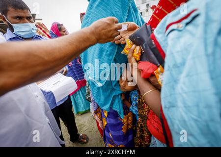 Les personnes vivant dans les chars - des îles sédimentaires temporaires dans les grands fleuves du Bangladesh - sont particulièrement vulnérables aux phénomènes météorologiques causés par le changement climatique. L'ONG Friendship a divers programmes de sensibilisation pour aider à atténuer les impacts. Banque D'Images