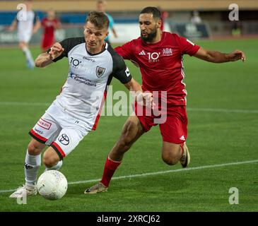 Lausanne, Suisse. 9 août 2024 : Marcin Tom Dickenmann (défenseur) du FC Aarau #29 en action contre Elies Mahmoud (milieu de terrain) du FC stade-Lausanne-Ouchy #28 lors du FC stade Lausanne Ouchy vs FC Aarau au stade Olympique de Pontaise à Lausanne. Crédit : Patrick Dancel/Alamy Live News Banque D'Images