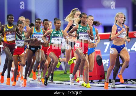 Paris, France. 9 août 2024. Les athlètes concourent lors de la finale féminine du 10000m d'athlétisme aux Jeux Olympiques de Paris 2024 à Paris, France, le 9 août 2024. Crédit : Xu Chang/Xinhua/Alamy Live News Banque D'Images