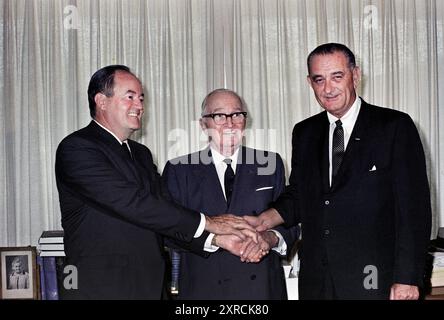 Hubert Humphrey, vice-président américain, Harry S. Truman, ancien président américain, et Lyndon B. Johnson, président américain, lors de la signature du Medicare Bill, Harry S. Truman Library, Independence, Missouri, États-Unis, Yoichi Okamoto, 30 juillet 1965 Banque D'Images