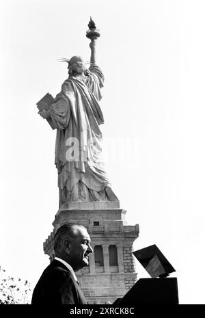 Le président des États-Unis Lyndon B. Johnson s'exprimant à la tribune avec la Statue de la liberté en arrière-plan avant de signer l'Immigration and Nationality Act de 1965, Liberty Island, New York City, New York, États-Unis, Yoichi Okamoto, 3 octobre 1965 Banque D'Images