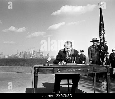 Lyndon B. Johnson, président des États-Unis, signant l'Immigration and Nationality Act de 1965, Liberty Island, New York City, New York, États-Unis, Yoichi Okamoto, 3 octobre 1965 Banque D'Images