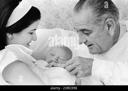 Le président américain Lyndon B. Johnson fille en visite Luci Johnson Nugent et son premier petit-enfant Patrick Lyndon Nugent, Seton Hospital, Austin, Texas, USA, Yoichi Okamoto, 24 juin 1967 Banque D'Images