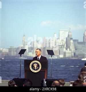 Le président américain Lyndon B. Johnson s'exprimant à la tribune avant de signer la Loi sur l'immigration et la nationalité de 1965, Liberty Island, New York City, New York, États-Unis, Frank Wolfe, 3 octobre 1965 Banque D'Images