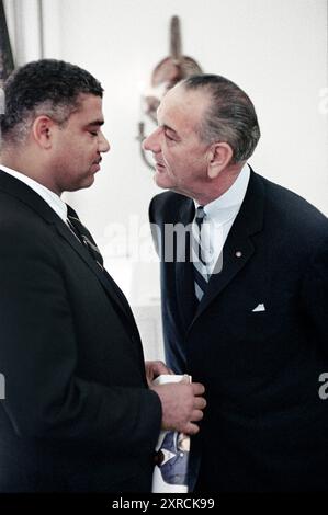 Lyndon Johnson, président des États-Unis, rencontre avec Whitney Young, leader des droits civiques, Oval Office, Maison Blanche, Washington, D.C. USA, Yoichi Okamoto, 28 juin 1966 Banque D'Images