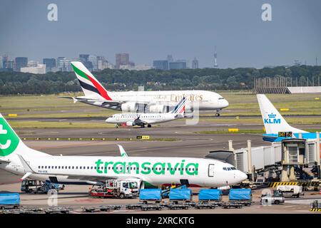 Flughafen Amsterdam Schiphol, Emirates Airbus A380 beim Start auf der Aalsmeerbaan Startbahn, Flugzeuge auf dem taxiway, AM terminal, Gate d, Abfertigung, Vorfeld, Amsterdam, Niederlande Flughafen AMS *** Aéroport d'Amsterdam Schiphol, Emirates Airbus A380 décollage sur la piste d'Aalsmeerbaan, avions sur la voie de circulation, au terminal, porte d, enregistrement, aire de trafic, Amsterdam, pays-Bas Aéroport AMS Banque D'Images