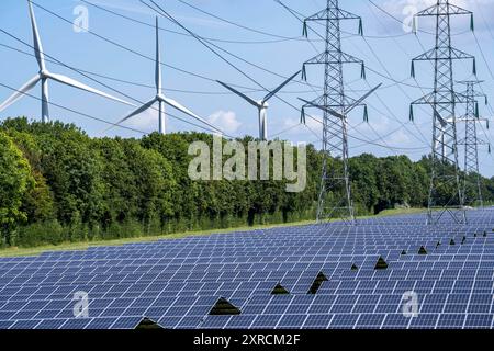 Hochspannungsleitungs Trasse, der Platz darunter wird für einen über 5 KM langen Solarpark genutzt, dahinter ein Windpark, im Hafengebiet von Vlissingen-Oost, Niederlande, PV und Wind Park *** ligne électrique à haute tension, l'espace en dessous est utilisé pour un parc solaire de plus de 5 km de long, derrière lui un parc éolien, dans la zone portuaire de Vlissingen Oost, pays-Bas, PV et parc éolien Banque D'Images